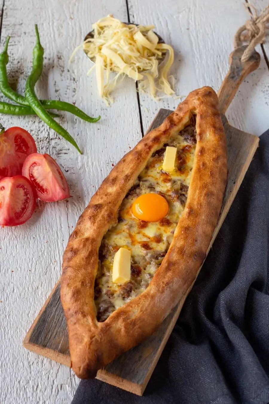 Kuşbaşılı ve kaşarlı açık pide