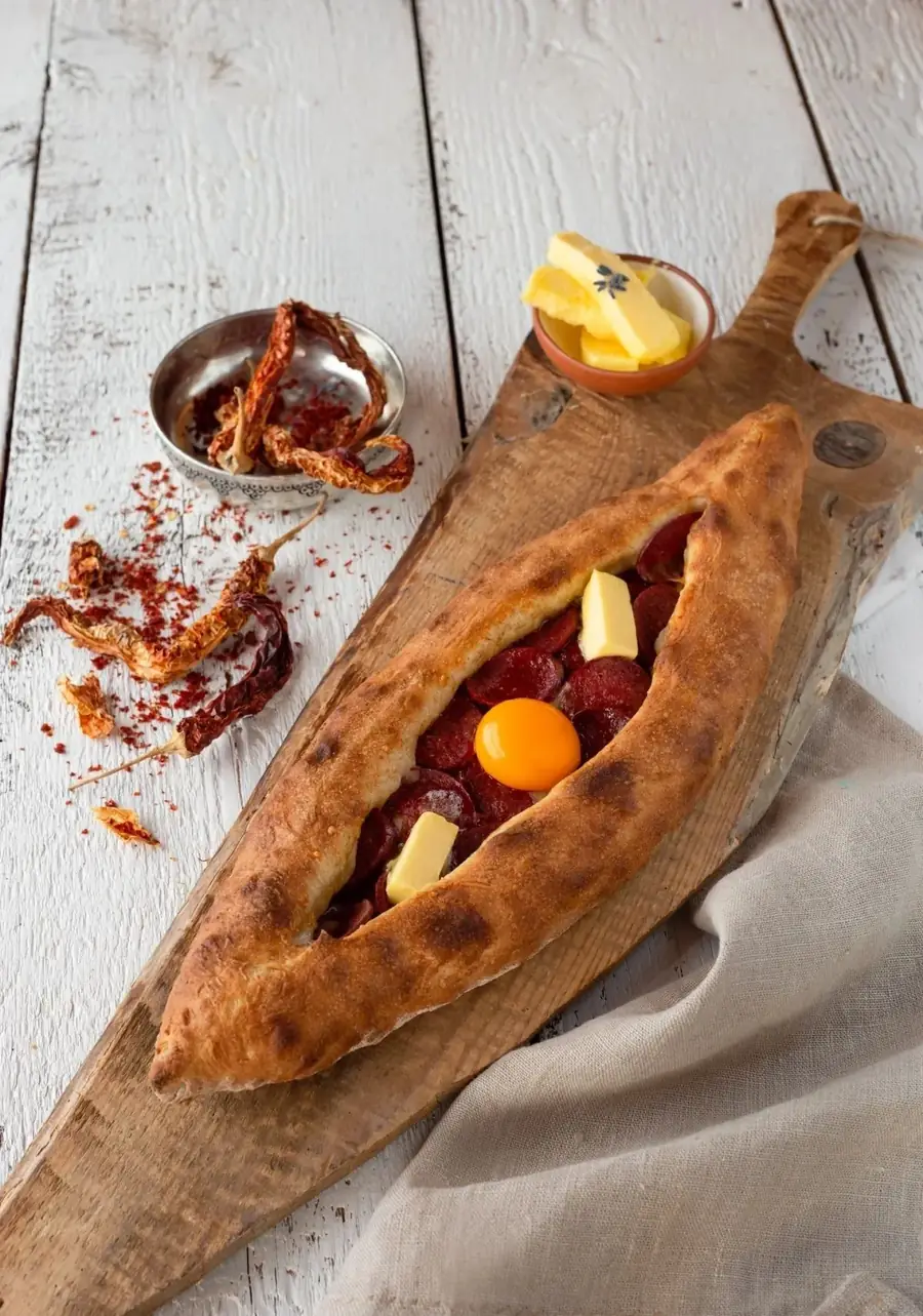 Sucuklu ve peynirli açık pide