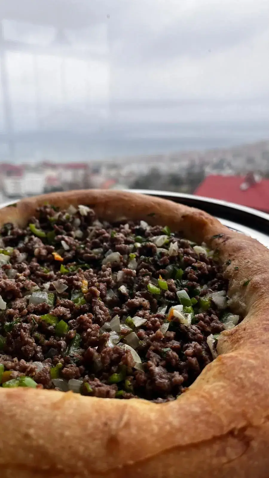Çiğ kıymalı yuvarlak pide