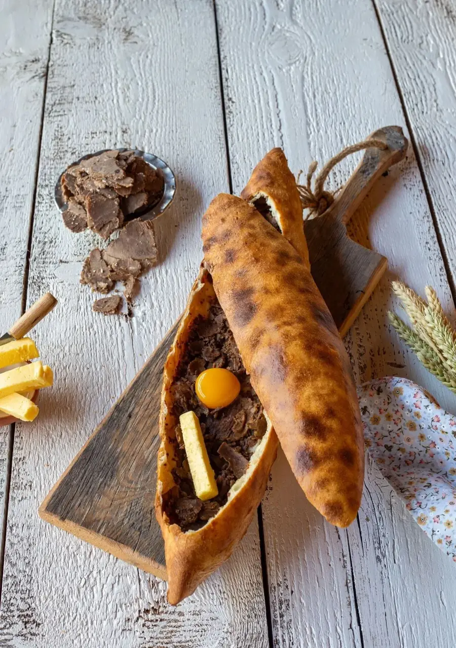 Kavurmalı kapalı pide