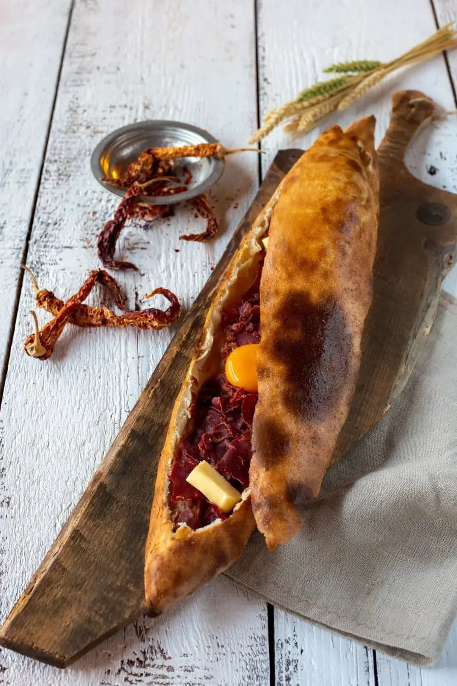 Pastırmalı kapalı pide
