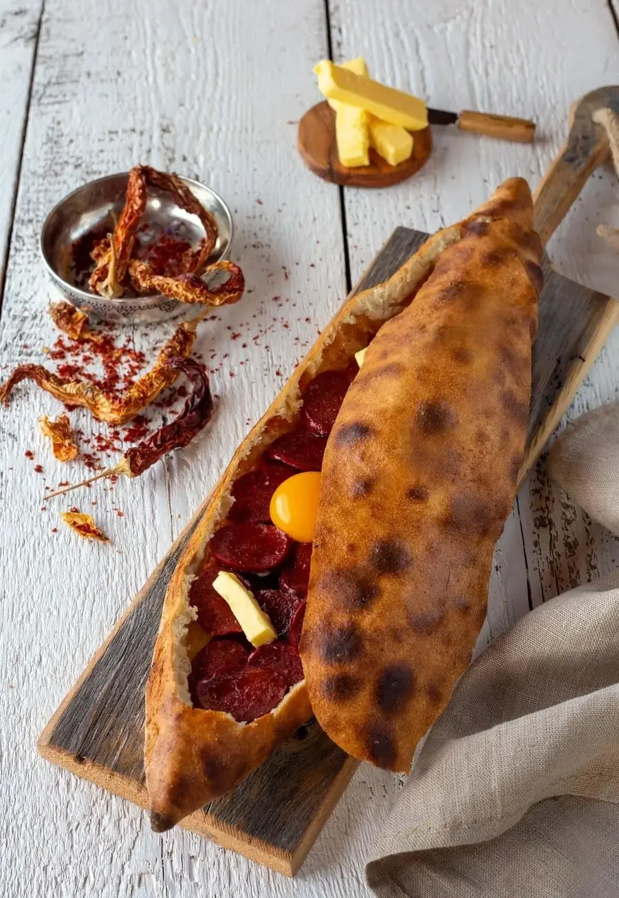 Sucuklu kapalı pide
