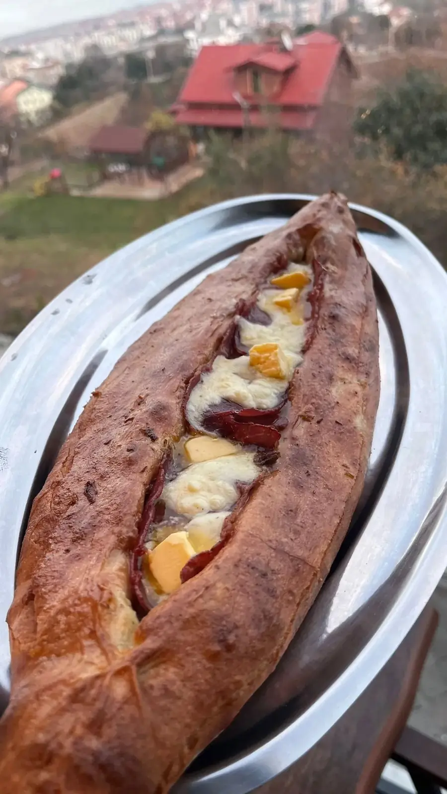 Kavurmalı, peynirli ve pastırmalı açık pide