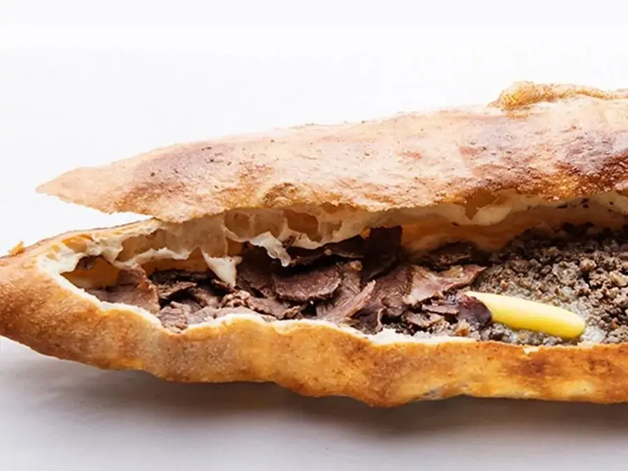 Kıymalı ve kavurmalı kapalı pide