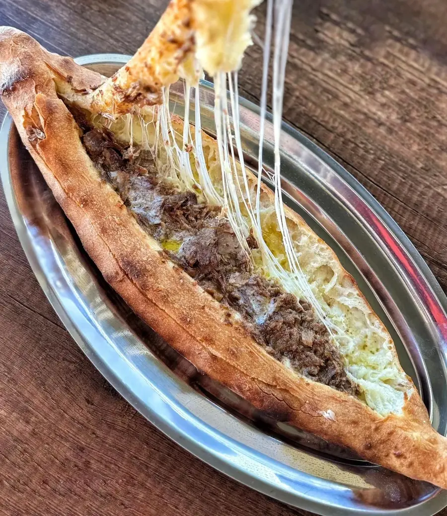 Kavurmalı ve peynirli açık pide