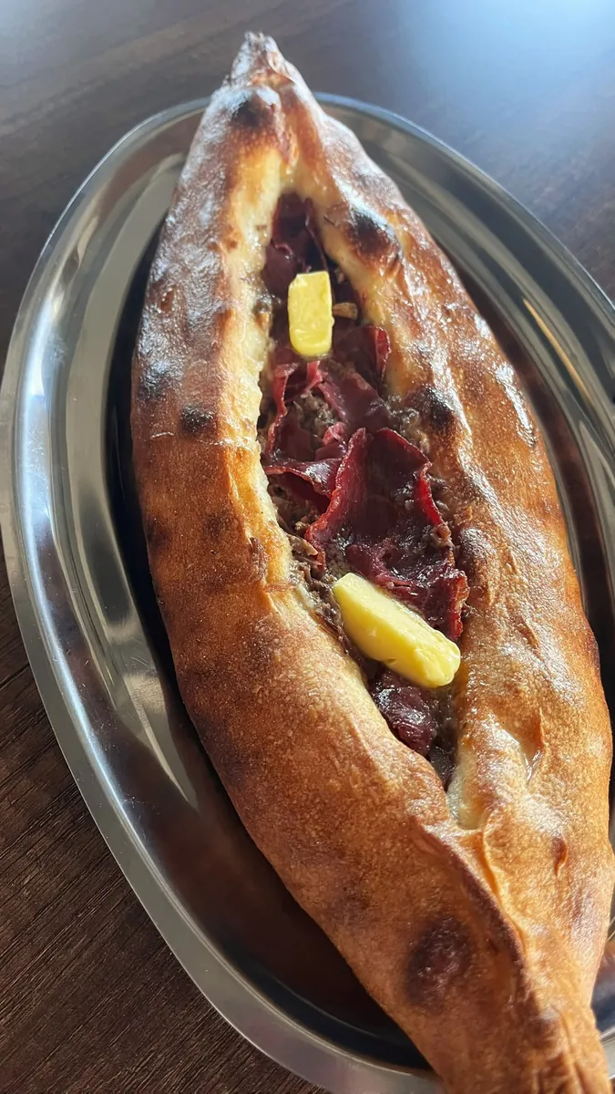 Kavurmalı, peynirli ve pastırmalı açık pide