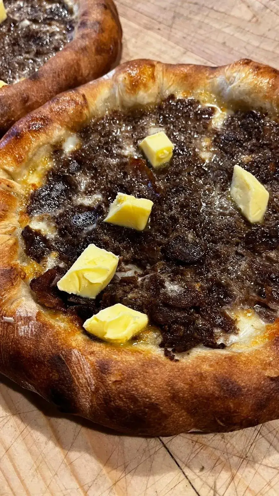 Kavurmalı ve peynirli yuvarlak pide