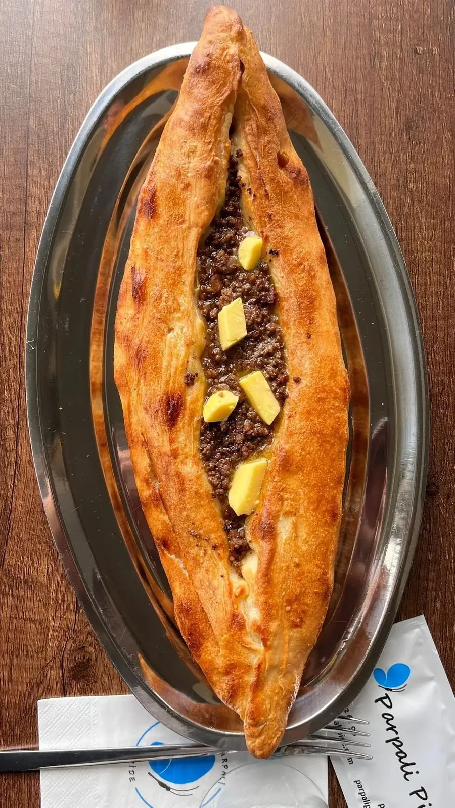 Kıymalı ve peynirli açık pide