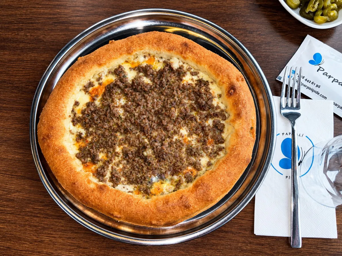 Kıymalı ve peynirli yuvarlak pide