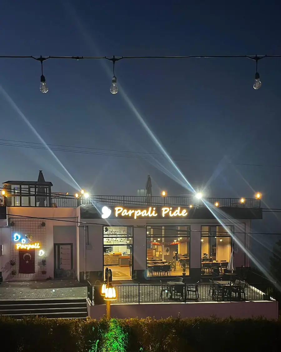 Gece ışıklarıyla Parpali Pide'nin dış cephesi