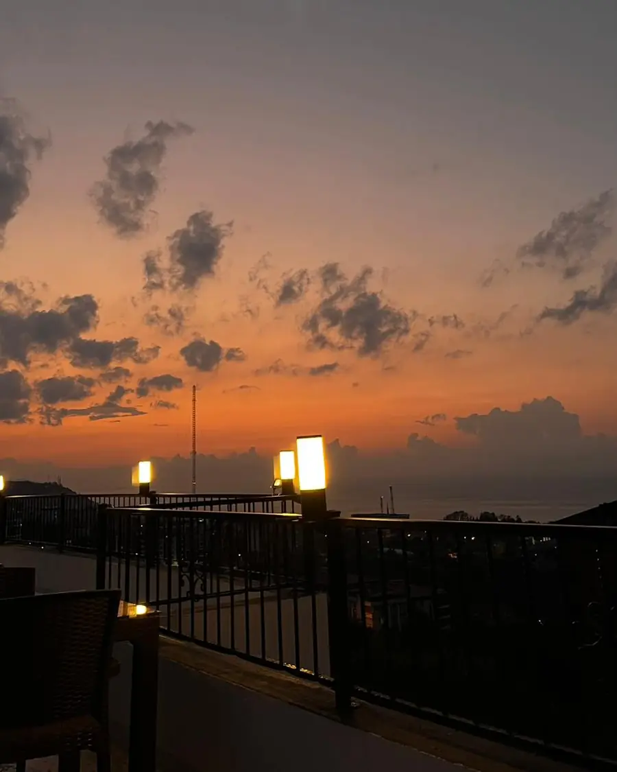 Akşamüstü teras ve deniz ufku