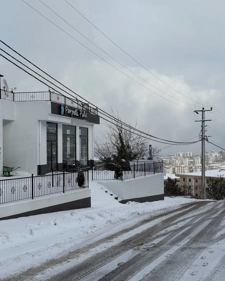 Kar altında Parpali Pide'nin dış cephesi