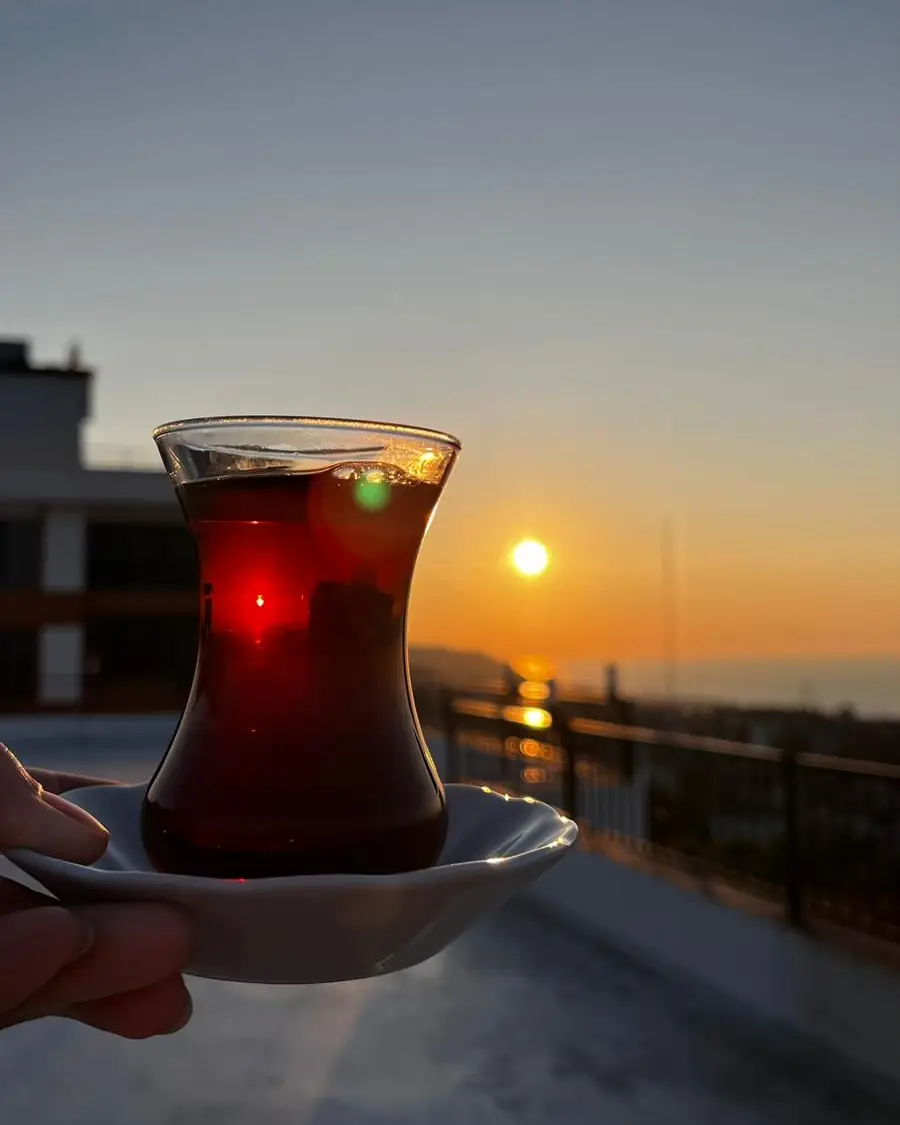 Gün batımına karşı ince belli bardakta çay