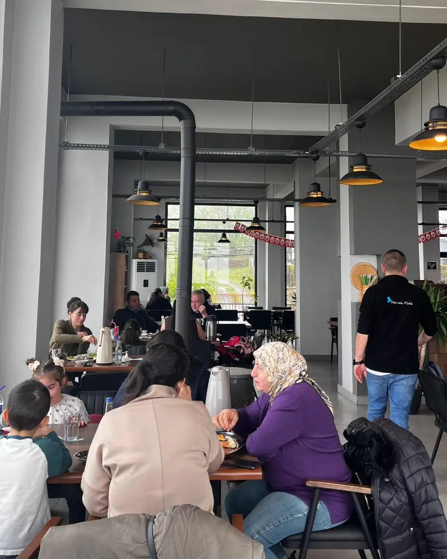 Öğle saatinde dolu salon