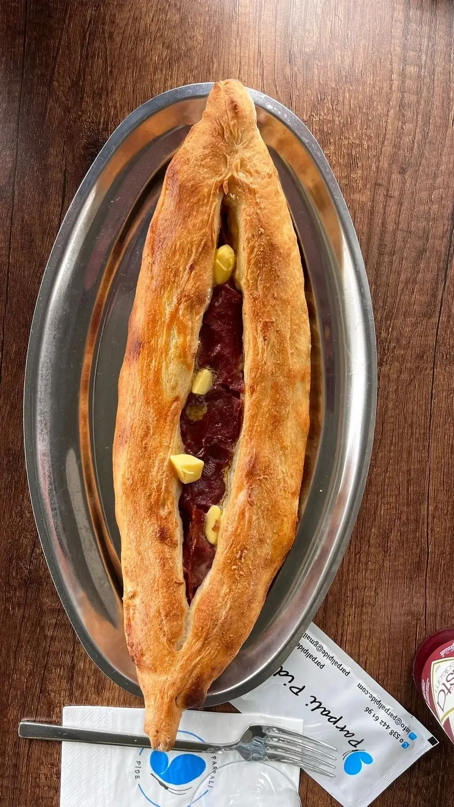 Pastırmalı ve peynirli açık pide