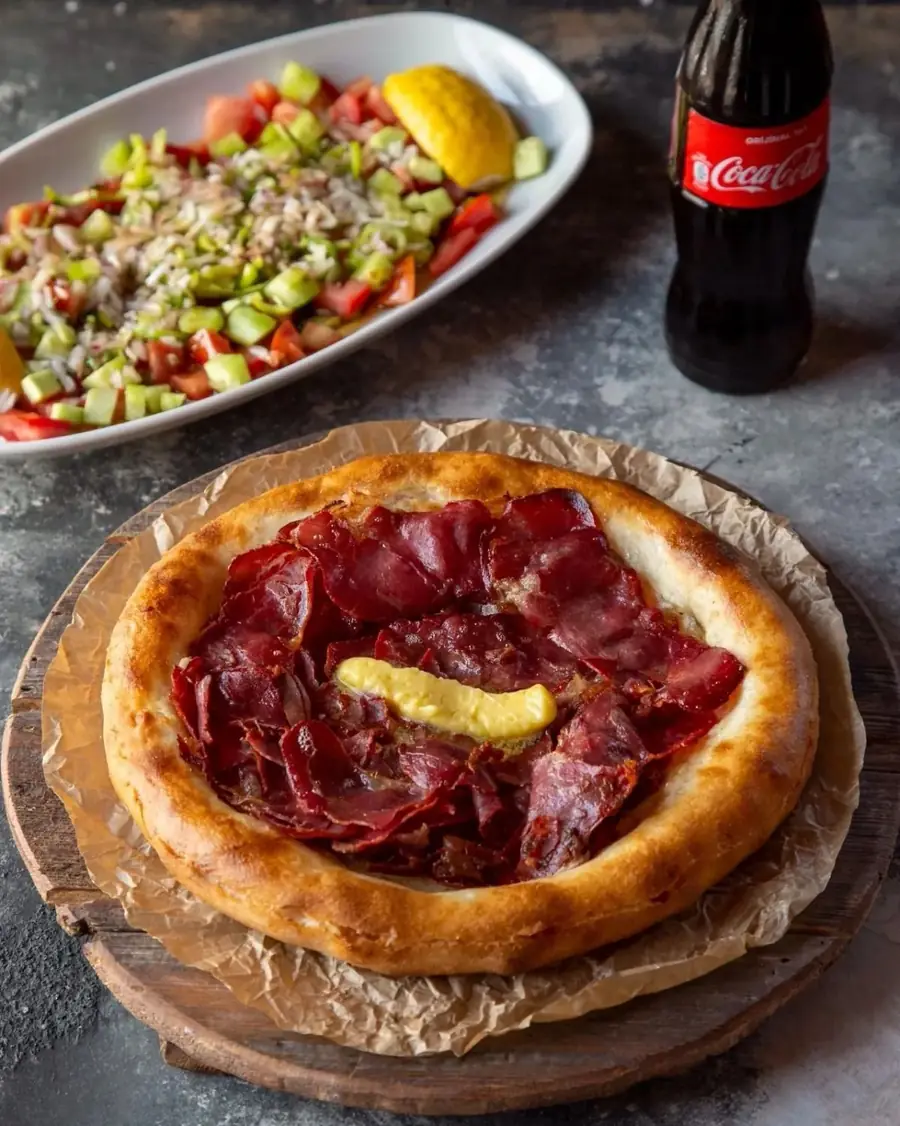 Pastırmalı ve peynirli yuvarlak pide