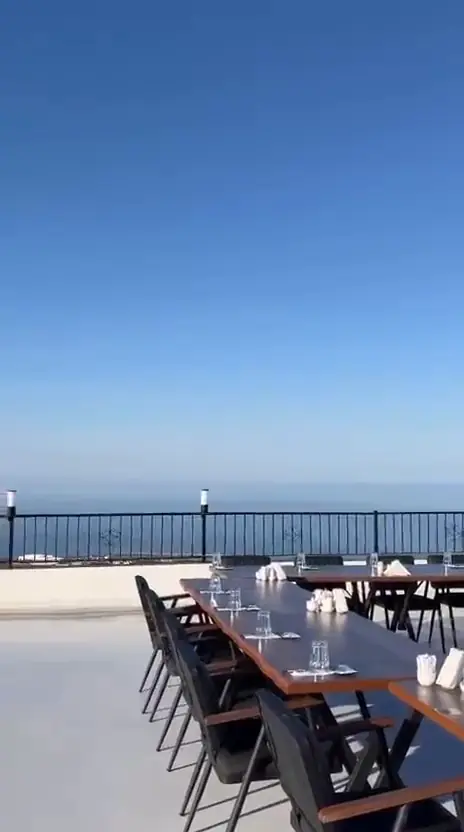 Teras katından deniz ve şehir manzarası