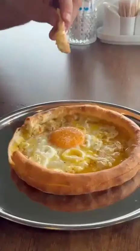 Tepside servis edilen yumurtalı pide